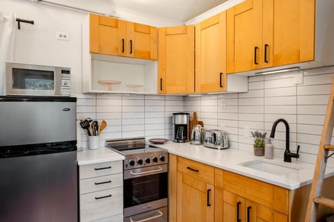 Coffee/tea facilities, Kitchen or kitchenette, minibar, pet friendly, stove, toaster