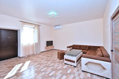 TV and multimedia, Living room, Seating area, air conditioner