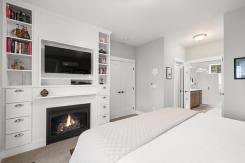 Bed, TV and multimedia, Bedroom, fireplace