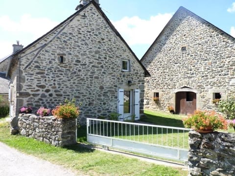 Gîte de France à Sarroux - St Julien 3 épis - Gîte de France 8 personnes MAE-0134 Apartment in Auvergne-Rhône-Alpes