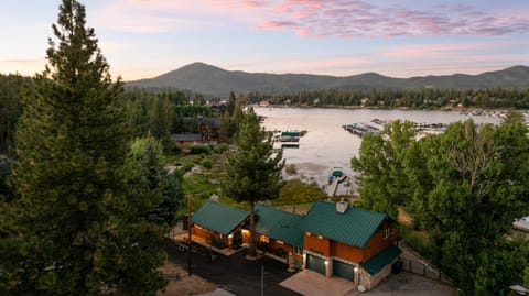 LAKEFRONT - EDEN ON THE LAKE House in Big Bear