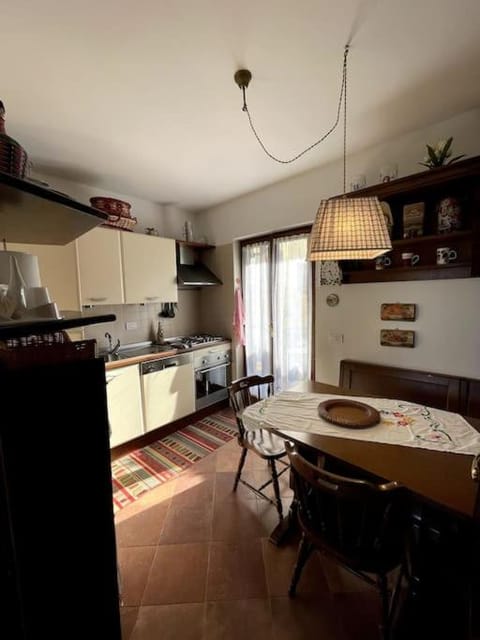 Kitchen or kitchenette, Dining area, stove