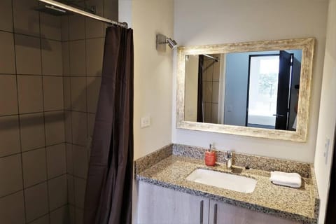 Modern and cozy apartment with hotel amenities! Condo in San Salvador