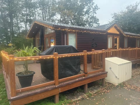 Falcove Lodge - 3 bedroom luxury lodge, 5G WiFi, full Sky TV, free parking & close to beach Apartment in Poole