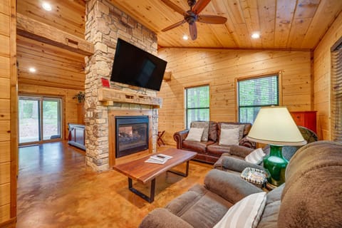 Broken Bow Cabin Hot Tub, Fire Pit and 7 Mi to Lake Apartment in Broken Bow