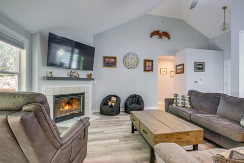 Family-Friendly Silverdale Home with Private Deck! Casa in Silverdale
