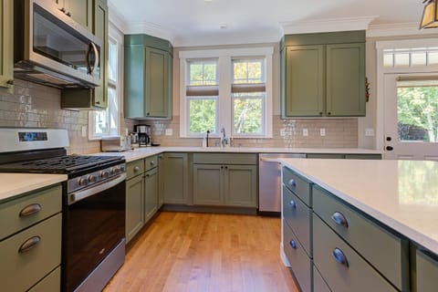 Kitchen or kitchenette, dishwasher, stove