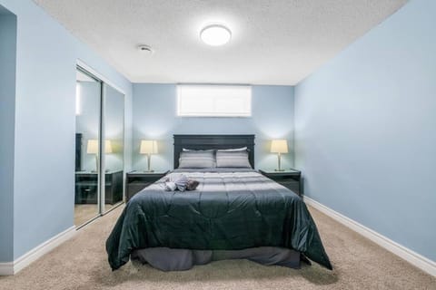 Cozy Suite - Walk to West Ed Mall Apartment in Edmonton