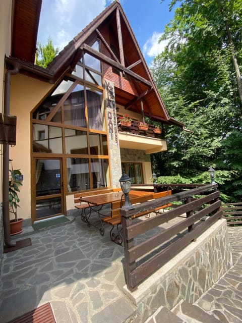 Property building, Day, Balcony/Terrace