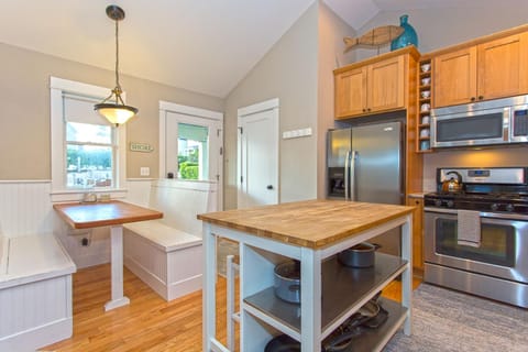 Kitchen or kitchenette, Dining area, dishwasher, oven, pet friendly, stove