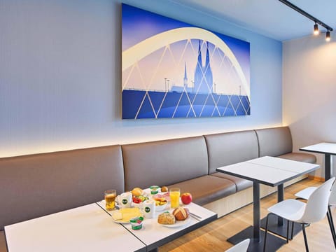 Photo of the whole room, Breakfast