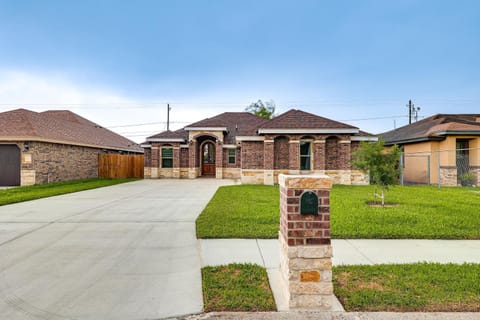 Weslaco Home with Fenced Yard 2 Mi to Downtown Haus in Weslaco