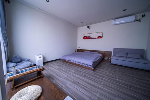 Photo of the whole room, Bedroom