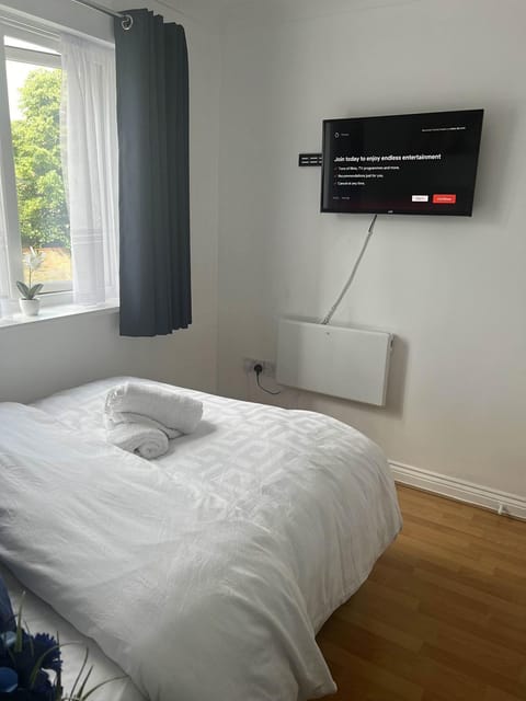 Bed, TV and multimedia, Photo of the whole room, Bedroom, towels