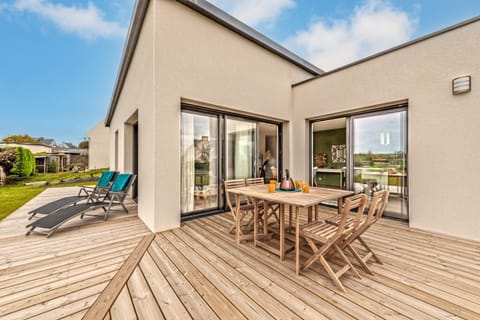 Property building, Patio, Dining area, sunbed