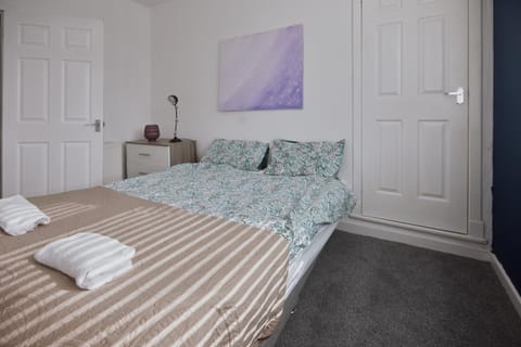 Modern And Vibrantly Designed Apartment Apartment in Bellshill