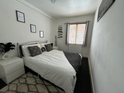 Bed, Photo of the whole room, Decorative detail, Bedroom, wardrobe