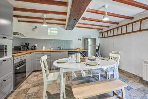 Kitchen or kitchenette, Dining area