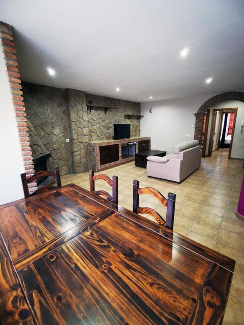 Communal lounge/ TV room, TV and multimedia, Kitchen or kitchenette, Seating area, Dining area