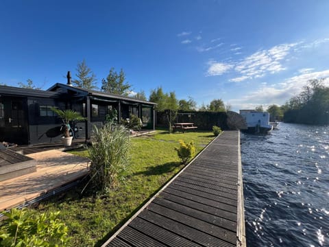 New- The Cabana- With Sauna and Hot Tub, on a lake near Amsterdam Apartment in South Holland (province)