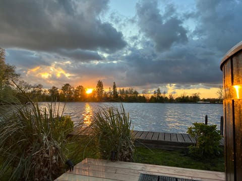 New- The Cabana- With Sauna and Hot Tub, on a lake near Amsterdam Apartment in South Holland (province)