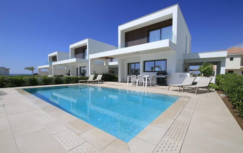 Property building, Patio, Day, Pool view, Swimming pool, sunbed