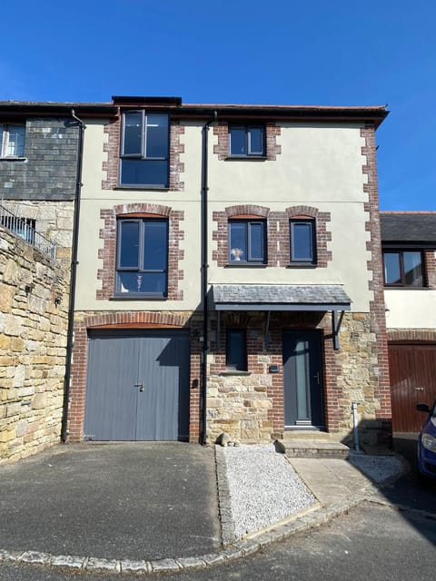 Property building, Street view, Parking