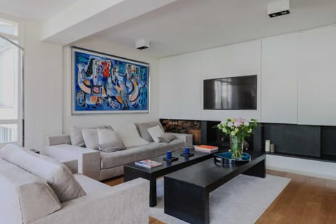 Elegant apartment in Neuilly-sur-Seine Condo in Levallois-Perret