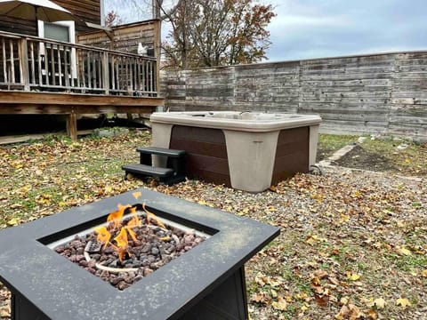 Goshen House: hot tub, fenced yard, by downtown House in Goshen