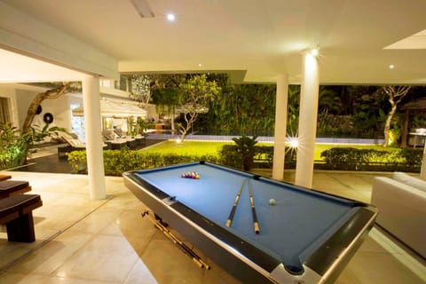 CassaMia Bali - Spacious Luxury 5 Bedroom Villa, 100m from Beach with Butler Chalet in Kuta Selatan
