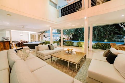 CassaMia Bali - Spacious Luxury 5 Bedroom Villa, 100m from Beach with Butler Chalet in Kuta Selatan