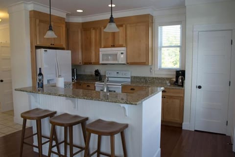 Kitchen or kitchenette, Dining area, dishwasher, oven, stove