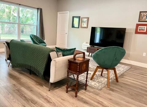 Sweet Stay with fully fenced yard Casa in Sanford