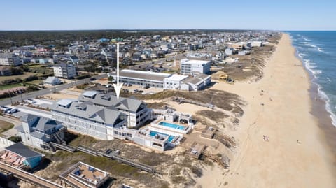 Property building, Natural landscape, Bird's eye view, Sea view, Swimming pool