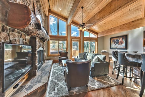 Swanky Mountain Vibes, Hot tub, Luxury Design at Deer Valley Black Bear 408AB Penthouse House in Deer Valley