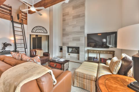 Deer Valley Black Bear Penthouse - Modern, Hot tub, Luxury Amenities House in Deer Valley