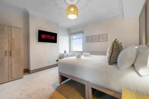 Bed, TV and multimedia, Bedroom