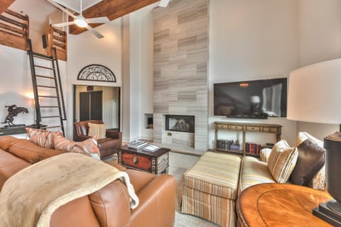 Deer Valley Black Bear Penthouse A - Amazing Mountain Views, Private Hot Tub House in Deer Valley