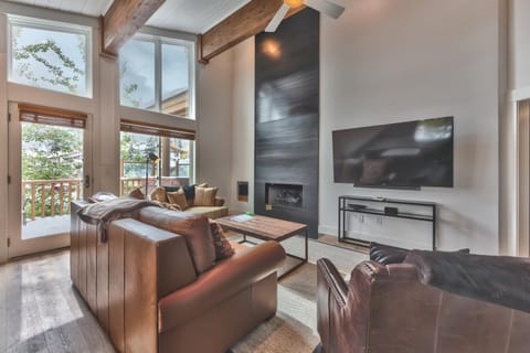 Enjoy High End Appliances, Private Hot Tub & Amazing Views at Deer Valley Black Bear Penthouse B! Casa in Deer Valley