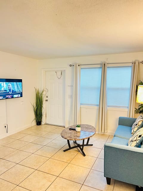Perfect relaxing 12 mn from the Beach free parking Condo in Riviera Beach