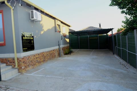 Obasi Green Inn Guesthouse Bed and Breakfast in Roodepoort