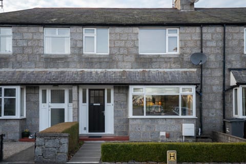 Large-2 Bed House-Free Parking Appartement in Aberdeen