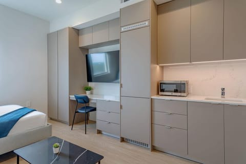 Sleek UCLA Area Coliving Suite w Private Bath Eigentumswohnung in Sawtelle Japantown