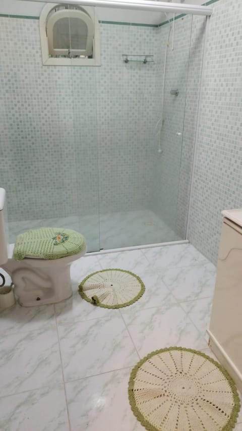 Shower, Toilet