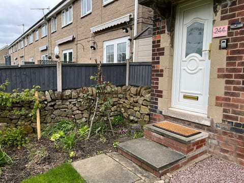 Two Four Four, holiday home in Matlock House in Matlock