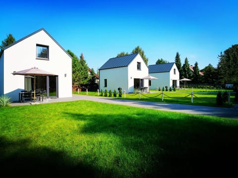 Property building, Spring, Day, Natural landscape, Garden, Garden view