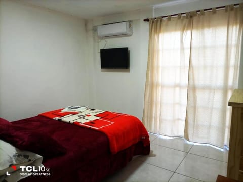 Bed, TV and multimedia, Photo of the whole room, Evening entertainment, Bedroom, towels, air conditioner