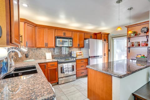 Lovely Tustin Home with Outdoor Kitchen 3 Mi to Zoo Haus in North Tustin