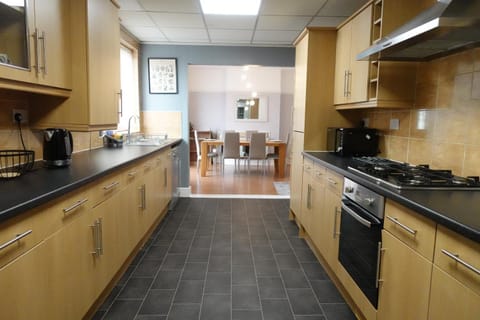 Large 4 Bed House, Sleeps 7, Near NEC, BHX, City Centre House in Metropolitan Borough of Solihull