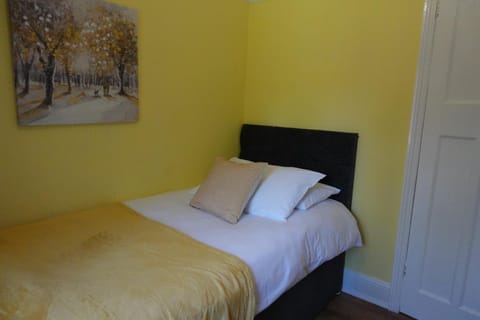 Large 4 Bed House, Sleeps 7, Near NEC, BHX, City Centre House in Metropolitan Borough of Solihull